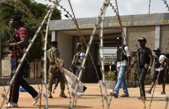 Dans les prisons africaines surpeuplées, les détenus se relaient pour être allongés
