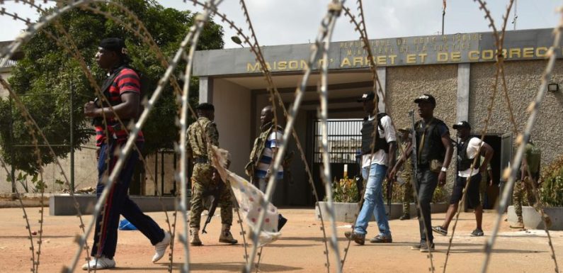 Dans les prisons africaines surpeuplées, les détenus se relaient pour être allongés