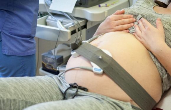 Santé : 167 000 Françaises sans sage-femme ni maternité à proximité, selon une étude