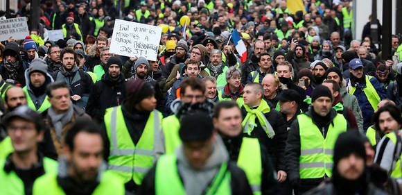Gilets jaunes : les manifestants maintiennent la pression à Paris et Bourges