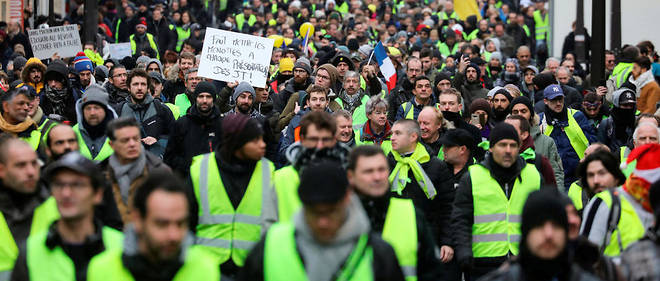 Gilets jaunes : les manifestants maintiennent la pression à Paris et Bourges