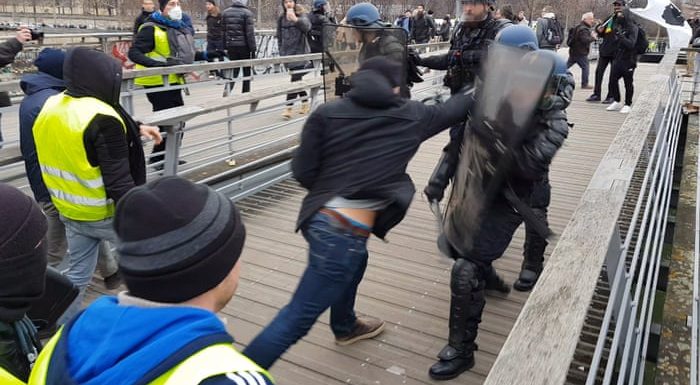 €114,000 raised for boxer who punched police at gilets jaunes protest