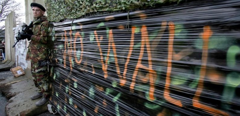 Brexit: des manifestants construisent un mur entre les deux Irlande