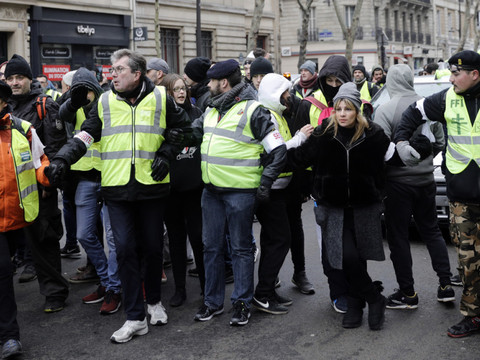 Les « Gilets jaunes » à nouveau dans la rue après les premiers débats