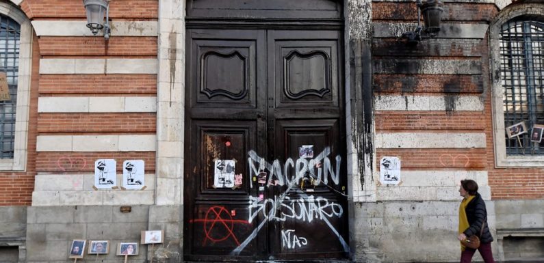 Gilets jaunes : indignation devant le Capitole maculé de peinture