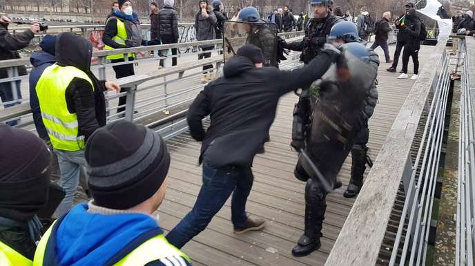 Agression de gendarmes à Paris : l’ex-boxeur déféré en vue d’une comparution immédiate