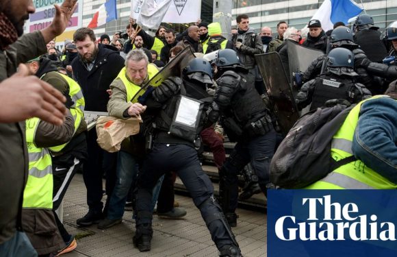 Paris police fire tear gas as gilets jaunes protests turn violent