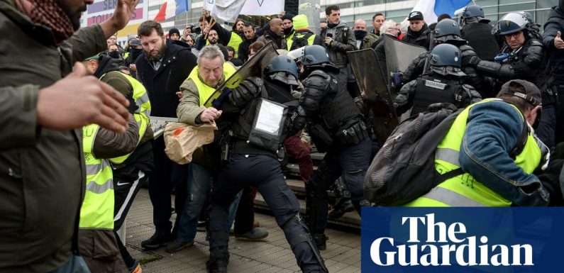 Paris police fire tear gas as gilets jaunes protests turn violent