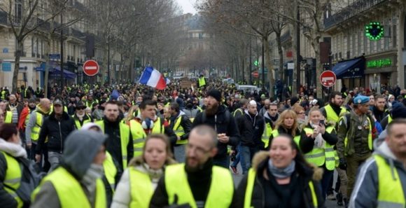 France: des milliers de « gilets jaunes » manifestent, tensions dans plusieurs villes