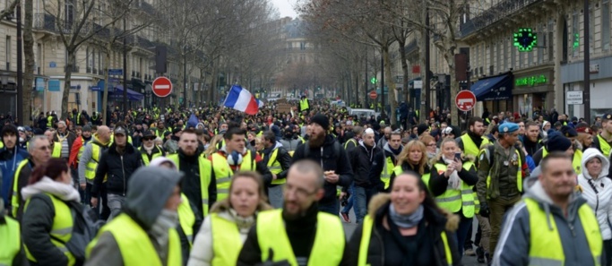 France: des milliers de « gilets jaunes » manifestent, tensions dans plusieurs villes