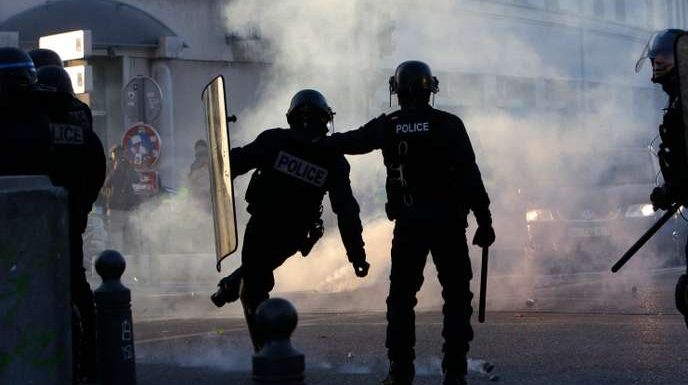 Lanceurs de balles de défense : Griveaux demande à la police « l’exemplarité »