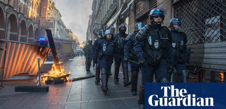 Boxer who assaulted police at Paris gilets jaunes protest turns himself in