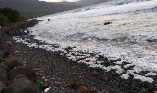 Aux Marquises, l’île de Brel et Gauguin souillée par des sacs plastique chinois