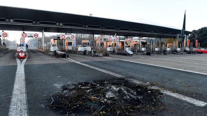 Trois jeunes hommes jugés pour l’incendie du péage de Virsac, en marge du mouvement des « gilets jaunes »