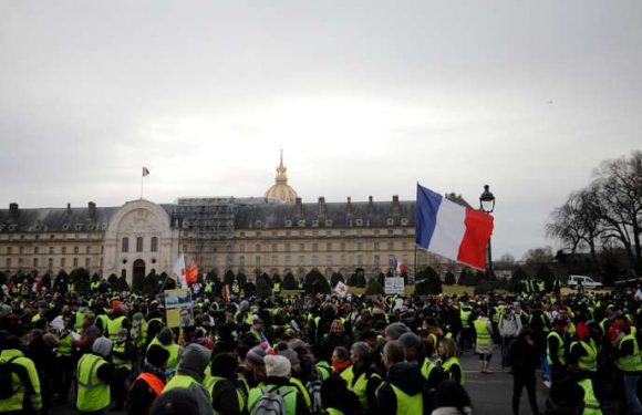 A Paris, les « gilets jaunes » manifestent en dénonçant les violences policières