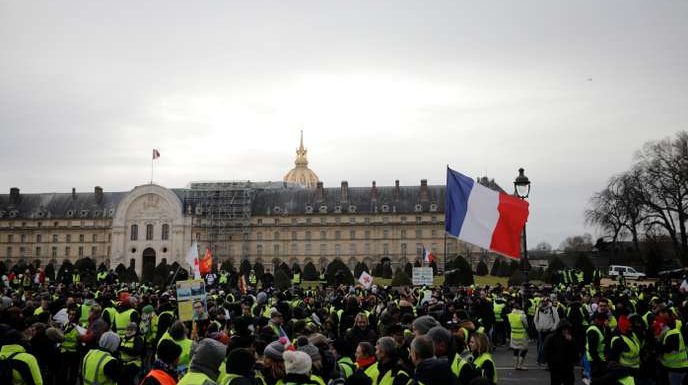 A Paris, les « gilets jaunes » manifestent en dénonçant les violences policières
