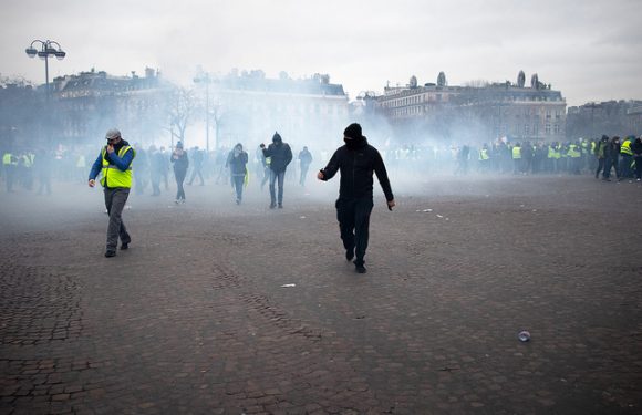 Gilets jaunes v. Foulards rouges : le débat politique se polarise plus encore