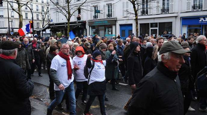Après les « gilets jaunes », un peu plus de 10 000 « foulards rouges » ont défilé à Paris