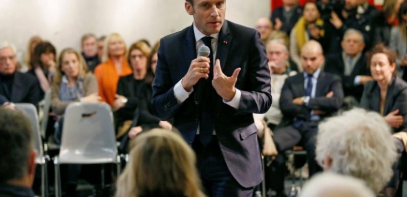 Wauquiez l’accuse d’être dans une « bulle », Macron s’invite à un débat-citoyen