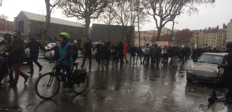 Marche climat : 5000 Gilets verts entourent la Presqu’île à Lyon