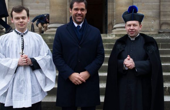 Au moment où la tête du Roi est tombée, il y eut une rupture dans la vie sociale