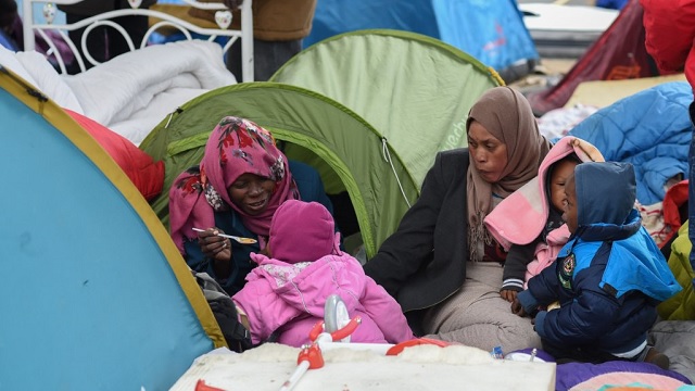 Paris : de plus en plus de migrantes originaires d’Afrique subsaharienne ou du Maghreb sans logement à la sortie des maternités
