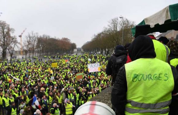 Au rassemblement national de Bourges, la rage intacte des « gilets jaunes »