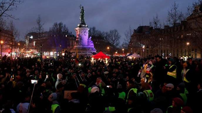 La première « nuit jaune » tourne court à Paris
