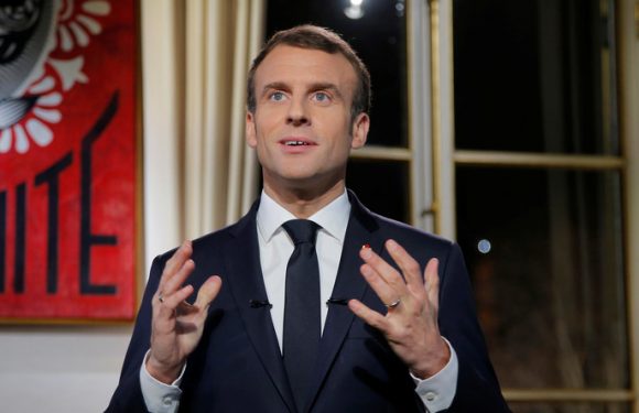 «Sur le départ», «hors sol» : les internautes taclent un président resté debout pendant son discours