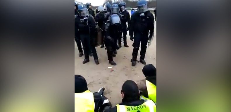 Un gendarme déclenche une grenade lacrymogène à quelques centimètres de Gilets jaunes assis (VIDEO)