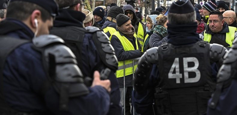 Valence : des Gilets jaunes empêchés d’approcher la préfecture où se rend Macron
