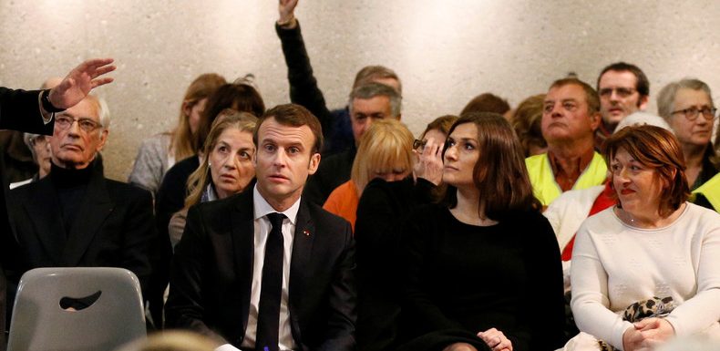 Gilets jaunes : Emmanuel Macron concède «marcher sur la glace»