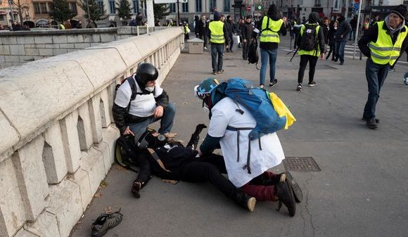 Pétition de soignants contre les LBD : « J&rsquo;ai vu des scanners de patients aux crânes fracassés »
