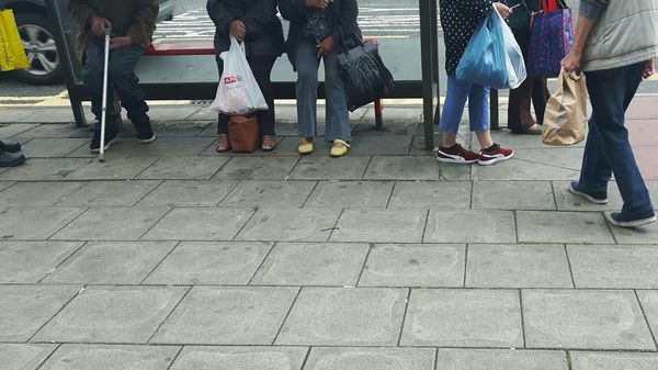 « Foulards rouges » et « gilets bleus »: la riposte aux « gilets jaunes » s’organise et se divise