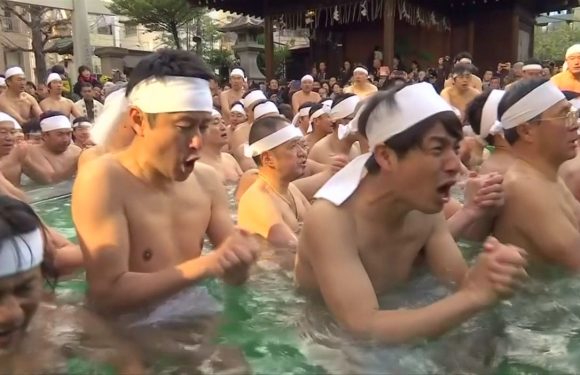 Japon: pour la nouvelle année, la tradition encourage à prendre un bain glacé pour purifier son âme (vidéos)