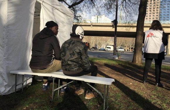 Clinique mobile de MSF : à la rencontre de ces médecins qui soignent les migrants à la rue