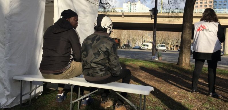 Clinique mobile de MSF : à la rencontre de ces médecins qui soignent les migrants à la rue