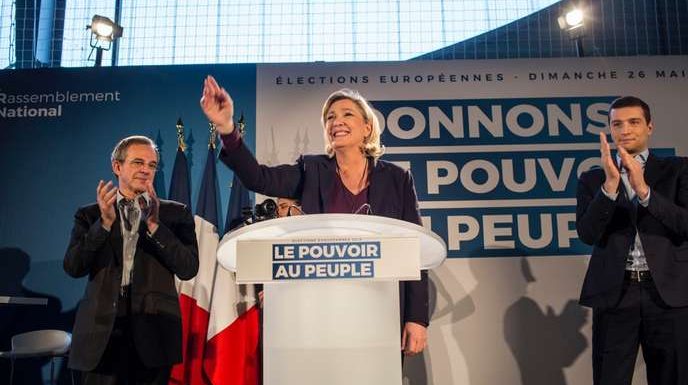 Européennes : dans le Vaucluse, Marine Le Pen enfile son « gilet jaune » pour son premier meeting