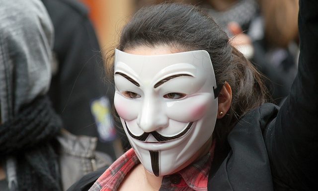 Mettre fin à l’anonymat sur internet, c’est attaquer la liberté d’expression