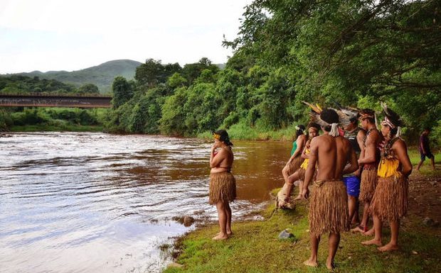 Brésil: la rupture du barrage minier affecte une communauté indigène