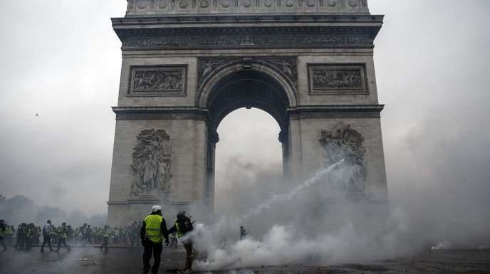 Au tribunal de Paris, trois mois ferme et du sursis pour les « gilets jaunes » de l’ultradroite