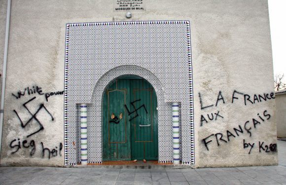 Indre-et-Loire : des croix gammées peintes sur une mosquée en construction