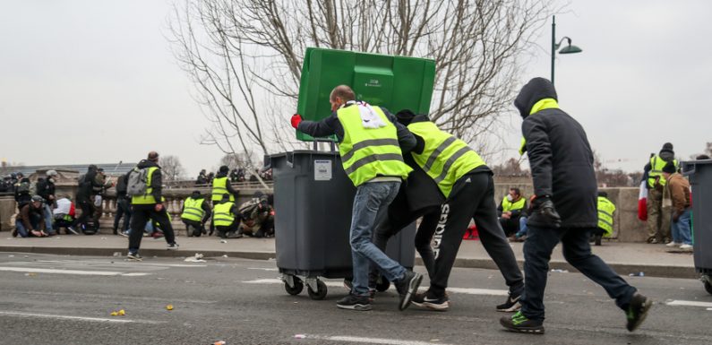 « Gilets jaunes » : pour l’acte 9, les manifestants hésitent entre Paris et Bourges
