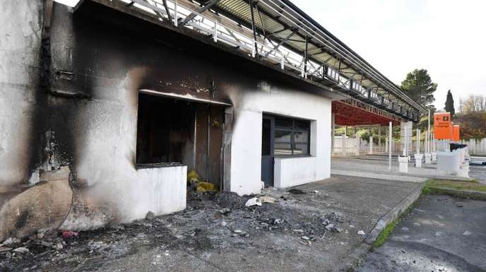« Gilets jaunes » : 23 personnes mises en examen après l’incendie à un péage de l’Hérault