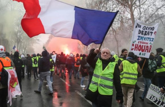 Les « gilets jaunes » de nouveau dans la rue, sans heurts majeurs