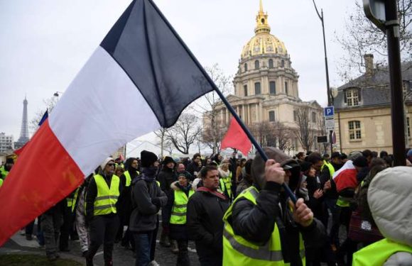 A Paris, un « acte X » des « gilets jaunes » aux allures de cortège syndical