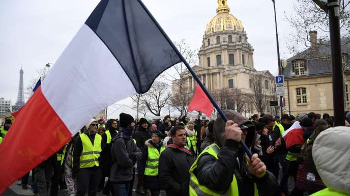 A Paris, un « acte X » des « gilets jaunes » aux allures de cortège syndical