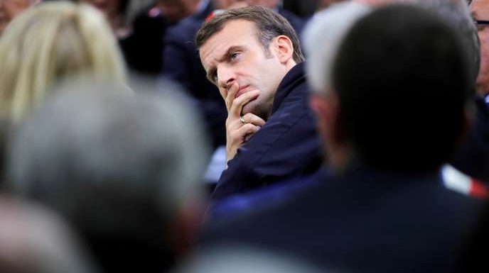 Emmanuel Macron à Valence face à une soixantaine d’élus, dont Laurent Wauquiez