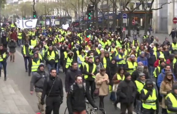 « Nuit jaune » à Paris: « On a été pris dans des mouvements de foule, au milieu des gaz et des grenades »