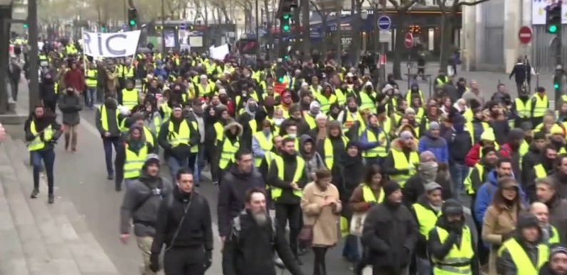 « Nuit jaune » à Paris: « On a été pris dans des mouvements de foule, au milieu des gaz et des grenades »